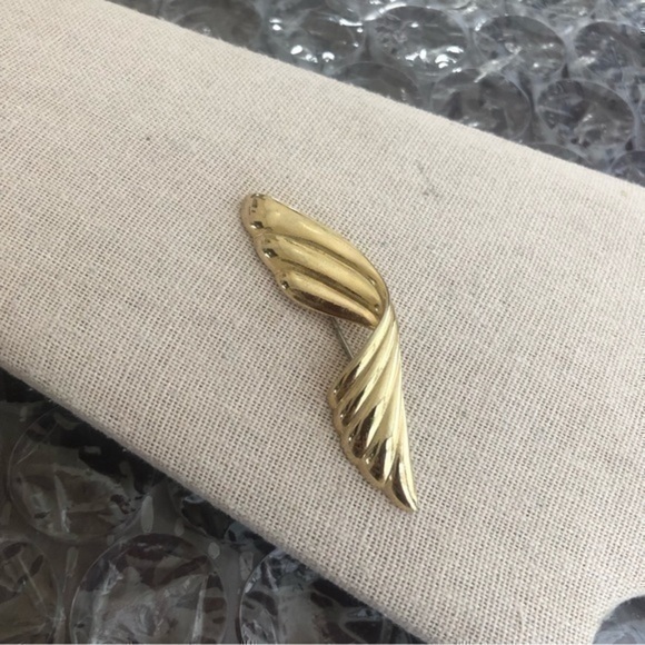 Vintage Gold Tone Brooch - Picture 1 of 3
